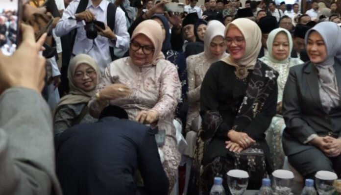 Resmi Jadi Sekda Banten, Deden Apriandhi Sungkem ke Ibunda. (Banten TV)