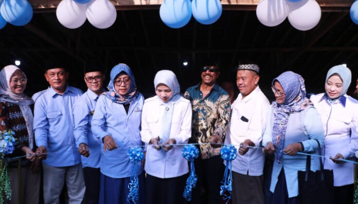 Bupati Serang Ratu Rachmatuzakiyah didampingi jajaran pejabat dan tokoh UMKM secara simbolis meresmikan Rest Area KM 142 dan Pusat Oleh-oleh Khas Banten di kawasan wisata Anyer-Cinangka, Rabu 23 Juli 2025. (Foto: Banten TV)