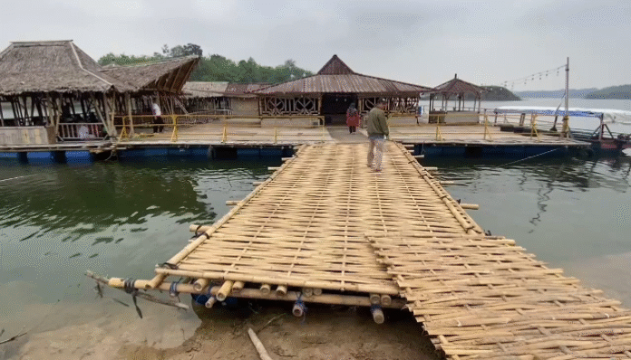 Saung Apung Bendungan Karian Ramai Dikunjungi.