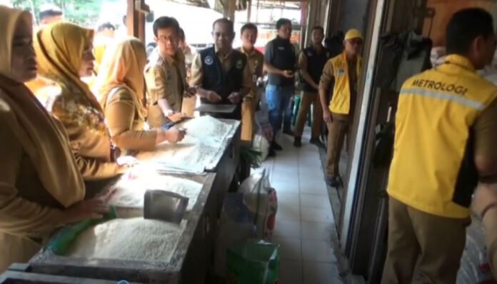 Petugas gabungan dari Satgas Pangan Kota Cilegon melakukan pengecekan kualitas dan kesesuaian kemasan beras di salah satu toko di Pasar Baru Kranggot, Selasa 22 Juli 2025.