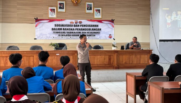 Kasubbidpenmas Bidhumas Polda Banten, AKBP Meryadi, saat memberikan sosialisasi pencegahan paham radikalisme, intoleransi, dan terorisme kepada para siswa dalam kegiatan yang digelar di SMA Negeri 2 Kota Serang, Jumat 18 Juli 2025. (Foto: Dok. Humas Polda Banten)