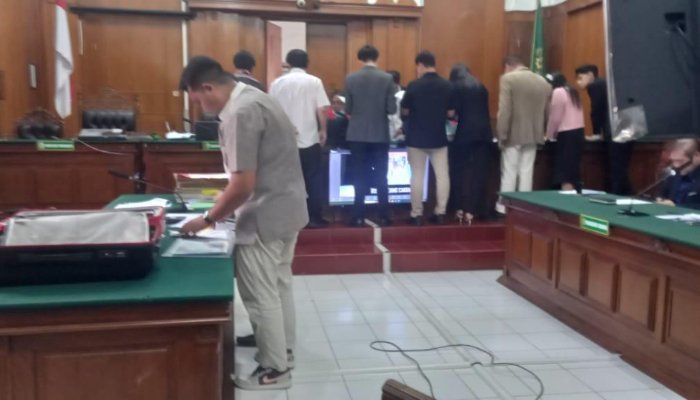 Suasana sidang perkara perbuatan melawan hukum antara Nany Widjaja melawan PT Jawa Pos di Pengadilan Negeri Surabaya.