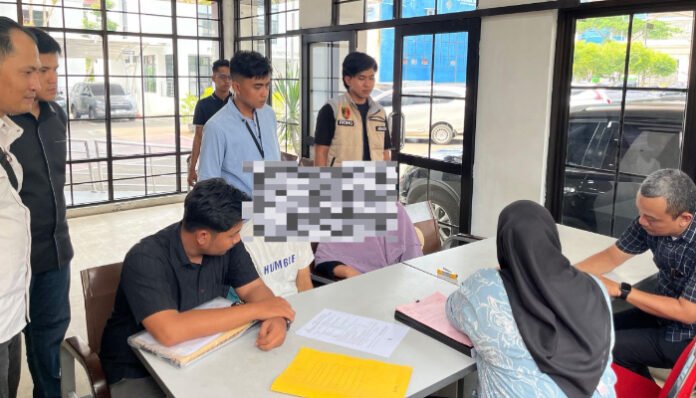 Tersangka M.D.R. saat dilimpahkan ke pihak Kejaksaan oleh penyidik Satreskrim Polresta Serang Kota dalam proses tahap dua kasus pembunuhan berencana di agen BRILink Pabuaran, Sabtu 19 Juli 2025.