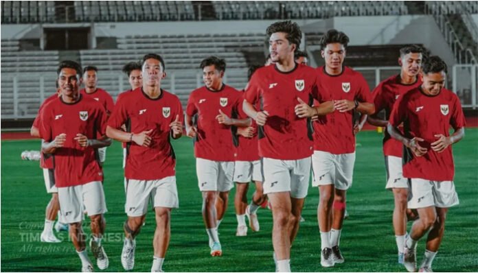 Para pemain Timnas Indonesia U-23 menjalani sesi latihan di Stadion Utama Gelora Bung Karno (SUGBK), Jakarta.