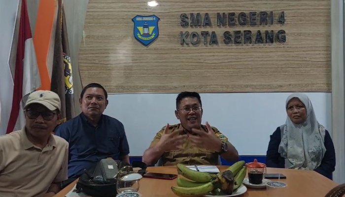 Dari kiri ke kanan: Mantan Kepsek Ade Suparman, Saad Ketua Koperasi, Plt Kepsek Nurdiana Salam, Wakasek Bidang Kesiswaan Siti Jahrotulain, saat memberi keterangan pers, soal tudingan pembiaran asusila di SMAN 4 Kotser, Selasa 8 Juli 2025. (Banten TV)
