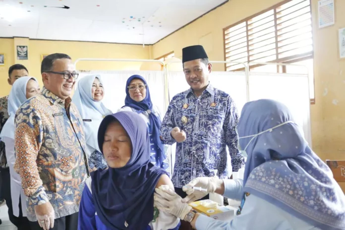 Wakil Bupati Serang Muhammad Najib Hamas meninjau langsung pelaksanaan imunisasi HPV bagi siswi MTsN 4 Anyer dalam rangkaian Gerakan Aksi Bergizi, Kamis 31 Juli 2025.
