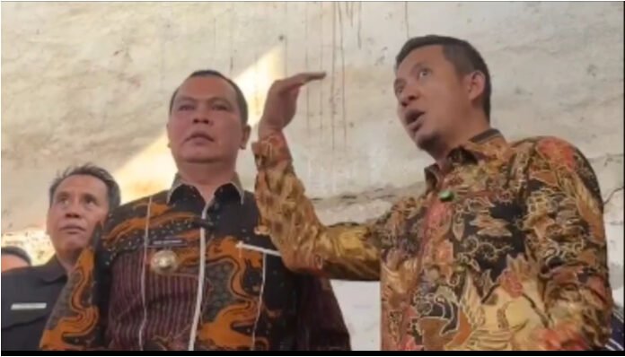 Ketua Percepatan Pembangunan dan Investasi Kota Serang, Wahyu Nurjamil (kanan), bersama Wali Kota Serang Budi Rustandi (tengah) saat meninjau lantai dua Pasar Induk Rau yang akan dijadikan lokasi relokasi pedagang, Kamis 24 Juli 2025.