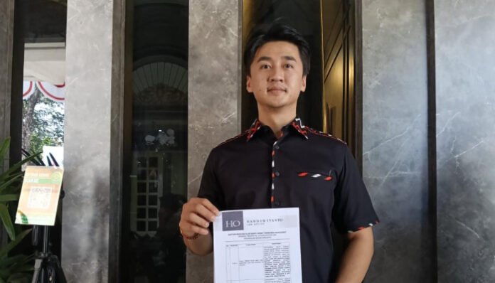Kuasa hukum Nany Widjaja, Richard Handiwiyanto, menunjukkan bukti tambahan yang diajukan dalam sidang gugatan terhadap PT Jawa Pos di Pengadilan Negeri Surabaya, Selasa 29 Juli 2025.