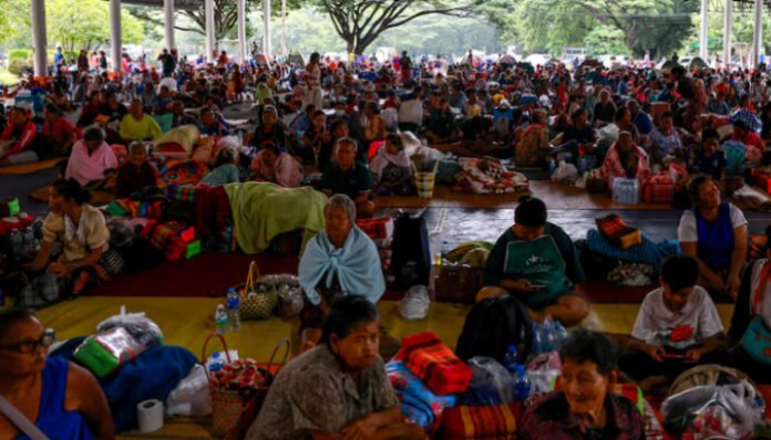 Perang terus meluas ribuan warga mengungsi ke tempat aman.