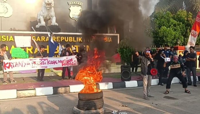 Ratusan wartawan dari berbagai organisasi menggelar aksi damai di Mapolda Banten, Jumat 22 Agustus 2025.