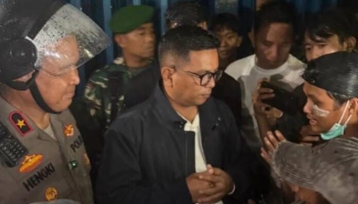 Gubernur Banten Andra Soni dan Kapolda Banten Brigjen Pol Hengki menemui massa aksi di di tengah demo, Sabtu, 30 Agustus 2025.