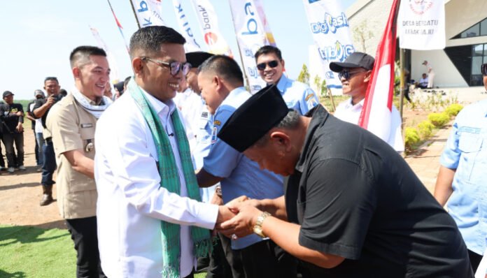 Gubernur Banten Andra Soni bersalaman dengan masyarakat saat menghadiri Pelantikan Pengurus Desa Bersatu DPC Lebak di Agrowisata Cikapek, Rabu 27 Agustus 2025.