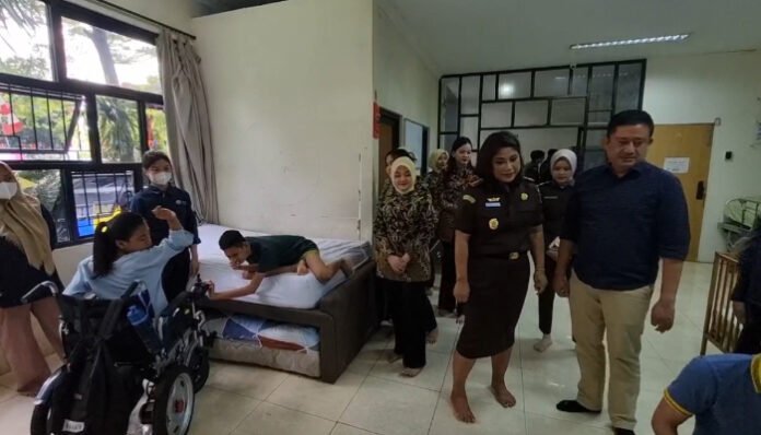 Kajari Tangsel Apsari Dewi dan jajaran, melihat aktivitas anak disabilitas di Yayasan Sayap Ibu Bintaro, dalam rangka bakti sosial HUT Ke-80 Kejaksaan, Rabu 20 Agustus 2025.
