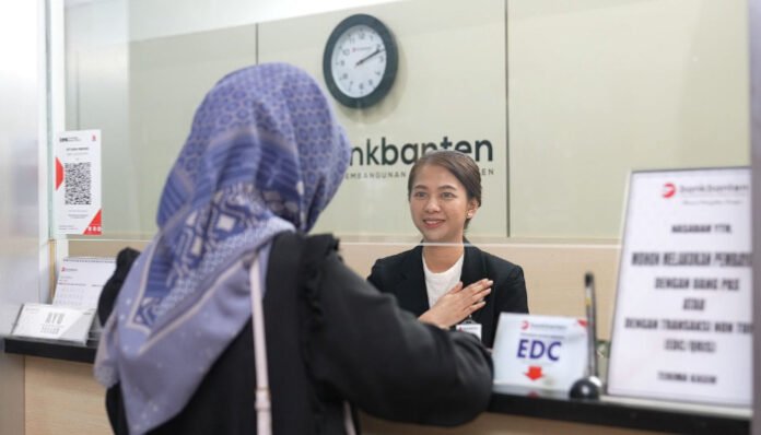 Petugas Bank Banten melayani nasabah dengan ramah pada layanan pembayaran pajak kendaraan bermotor.