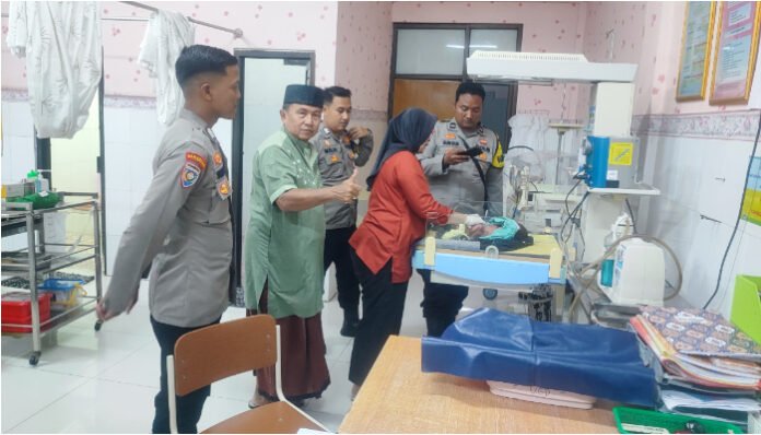 Petugas Polsek Ciruas bersama tenaga medis memeriksa kondisi bayi perempuan yang ditemukan terlantar di teras rumah warga, di Puskesmas Ciruas, Selasa malam 5 Juli 2025.