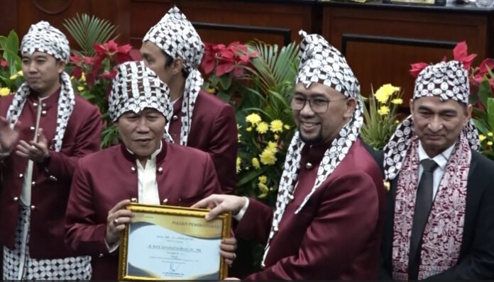 Penyerahan piagam penghargaan kepada Bayu Astapati Rahayu sebagai anggota DPRD Kota Serang paling disiplin hadir rapat paripurna, pada puncak HUT ke-18 Kota Serang di Gedung DPRD Kota Serang.
