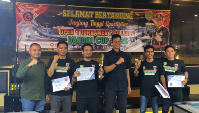 Para juara Turnamen Biliar Dandim Cup 2025 berfoto bersama Dandim 0602 Serang Letkol Arm Oke Kristiyanto, Minggu malam 17 Agustus 2025.