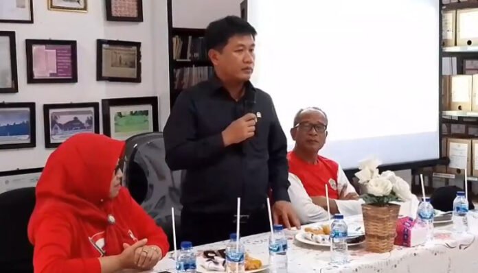 Anggota Komisi X DPR RI, Bonnie Triyana, menyampaikan pentingnya penguatan literasi dan kearsipan saat kunjungan kerja di Dinas Perpustakaan dan Kearsipan Kabupaten Pandeglang, Selasa 19 Agustus 2025.