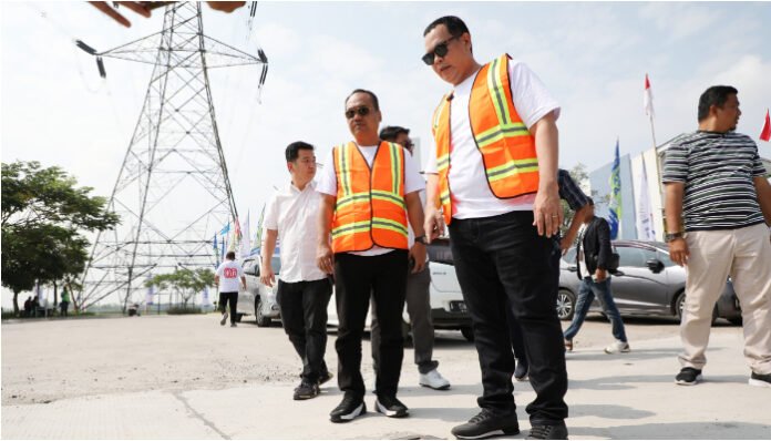 Wali Kota Serang Budi Rustandi didampingi Kepala Dinas Pekerjaan Umum (DPU) Kota Serang Iwan Sunardi, meninjau pembangunan jalan Akses Desa Bendung, Sabtu 9 Agustus 2025.