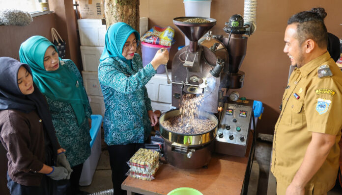 Ketua TP PKK Provinsi Banten Tinawati Andra Soni meninjau proses pengolahan biji kopi, Agrowisata Bukit Sinyonya.
