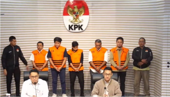 Lima tersangka kasus dugaan suap proyek pembangunan RSUD Kolaka Timur senilai Rp126,3 miliar saat diperkenalkan KPK ke publik dalam konferensi pers di Gedung Merah Putih, Jakarta, Jumat 8 Agustus 2025.