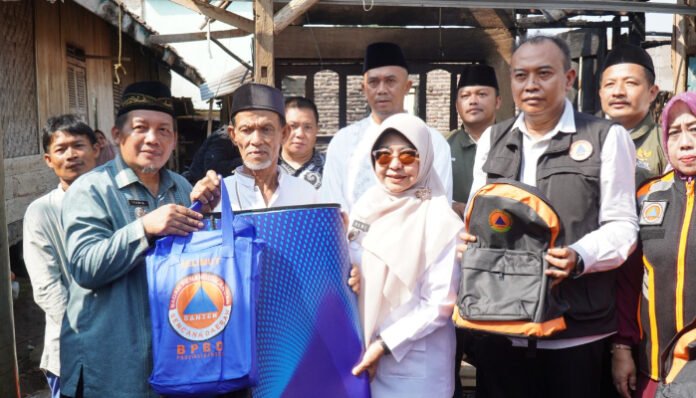 Bupati Pandeglang Salurkan Bantuan untuk Korban Kebakaran di Kampung Kuranten