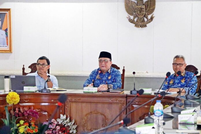 Kepala Dinas Kesehatan Kabupaten Serang Rahmat Fitriadi memimpin rapat pembahasan program Kabupaten Sehat.