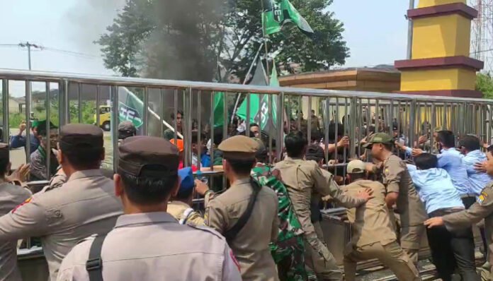 Aksi unjuk rasa HMI Cabang Serang, warnai rapat Paripurna HUT ke-18 Kota Serang, Minggu 10 Agustus 2025.