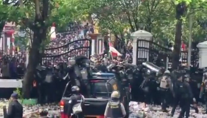 Demo Pati Ricuh mengakibatkan 34 orang terluka, termasuk aparat kepolisian dan warga.