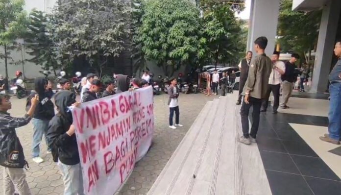 Belasan mahasiswa Universitas Bina Bangsa (Uniba) menggelar aksi unjuk rasa terkait dugaan pelecehan seksual, Senin 25 Agustus 2025.