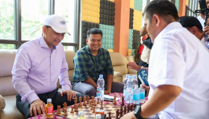 Wakil Gubernur Banten Dimyati Natakusumah (kiri) turut bermain ngeround saat menghadiri Putaran V Liga Catur Kabupaten Tangerang, di Kecamatan Cikupa, Minggu 24 Agustus 2025.
