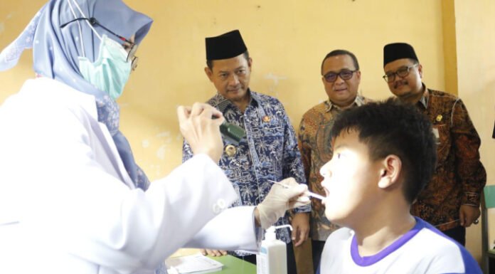 Kepala Dinas Kesehatan Kabupaten Serang Rahmat Fitriadi, mendampingi Wakil Bupati Serang M. Najib Hamas, saat meninjau pelayanan program Cek Kesehatan Gratis.