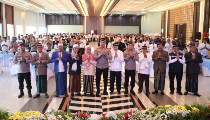 Kapolda Banten Irjen Pol Abdul Karim bersama tokoh agama dan ulama menggelar doa bersama demi terciptanya keamanan dan ketertiban masyarakat di Banten.