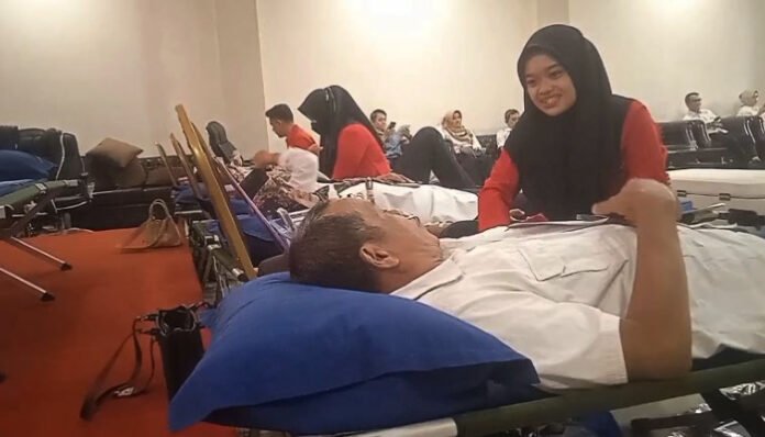 Seorang peserta tengah menjalani donor darah dalam rangka memperingati Hari Bakti Adhyaksa ke-80 di Aula Kejari Lebak, Rabu 20 Agustus 2025.
