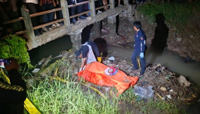 Petugas gabungan saat mengevakuasi jasad pelajar SMK yang ditemukan mengambang di aliran sungai irigasi, Kampung Bojong Koneng, Kecamatan Carenang, Kabupaten Serang, Sabtu 3 Agustus 2025.