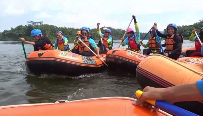 Peserta Pelatihan Dasar Arung Jeram FAJI Kabupaten Serang antusias menjajal derasnya arus di kawasan Bendungan Sindangheula.