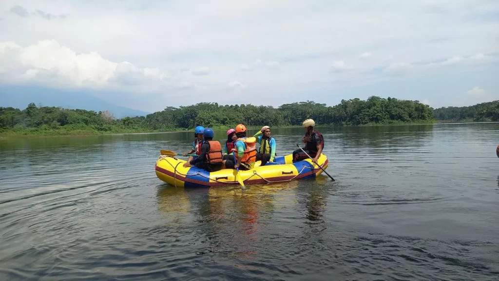 Suasana latihan arung jeram di Bendungan Sindangheula, Kabupaten Serang. 