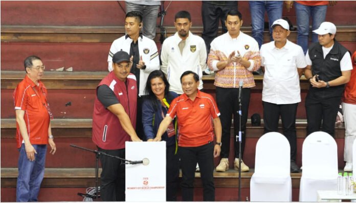Menteri Pemuda dan Olahraga Dito Ariotedjo (kiri depan), dan perwakilan FIVB resmi membuka Volleyball Women’s U21 World Championship 2025 di Surabaya, Kamis 7 Agustus 2025. Foto: dok. Kemenpora.