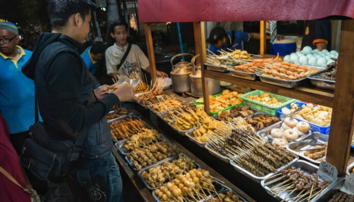 Jelang Matahari Terbenam, Angkringan Jadi Pilihan Kuliner Malam di Serang.