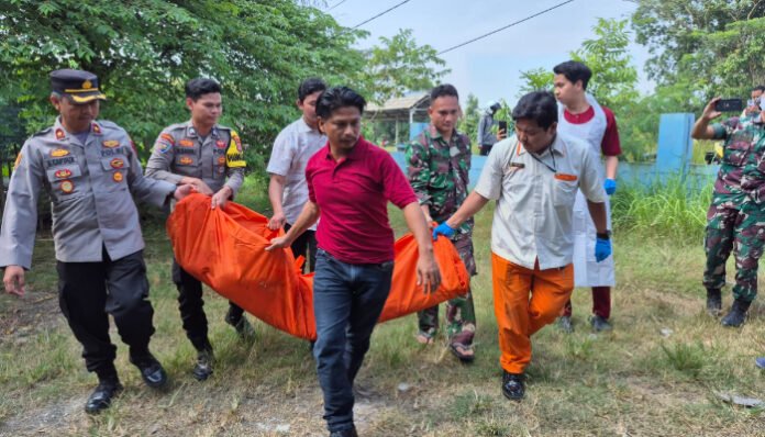 Petugas gabungan mengevakuasi jenazah pelajar pesantren yang ditemukan meninggal di aliran sungai irigasi di Kecamatan Kragilan, Kabupaten Serang, Kamis 31 Juli 2025.