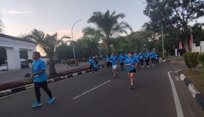 Peserta Jawara Fun Run PLN 2025 berlari menyusuri area KP3B Curug, Kota Serang, Minggu 3 Agustus 2025.