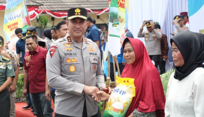 Kapolda Banten Irjen Pol Suyudi Ario Seto menyerahkan beras SPHP kepada warga dalam kegiatan Gerakan Pangan Murah, Kamis 14 Agustus 2025.