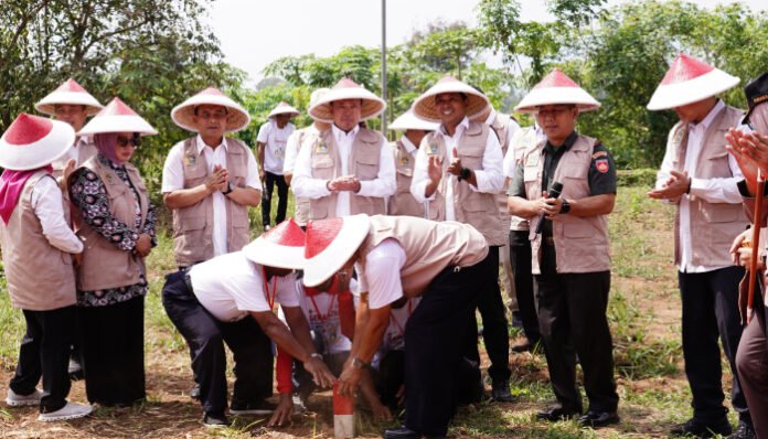 Menteri ATR/BPN Nusron Wahid dan Gubernur Jawa Tengah Ahmad Luthfi tanam patok tanda batas tanah saat pencanangan GEMAPATAS 2025 di Purworejo, Jateng.