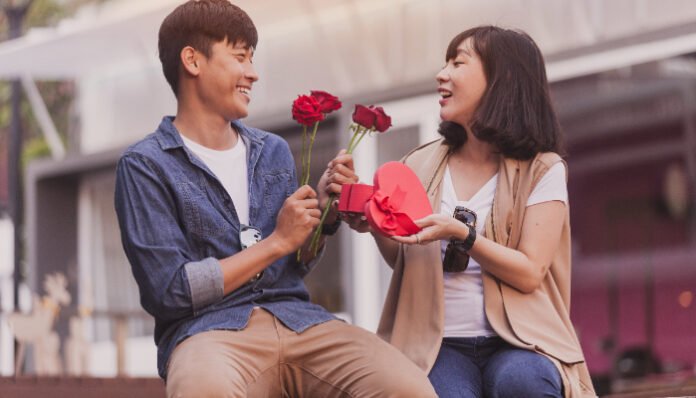Ilustrasi memberi hadiah untuk pasangan