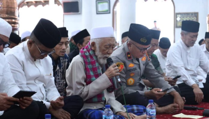 Pemerintah, TNI dan Polri bersama ulama menggelar istighosah akbar, di Masjid Ats Tsauroh, Kota Serang, Minggu, 31 Agustus 2025.