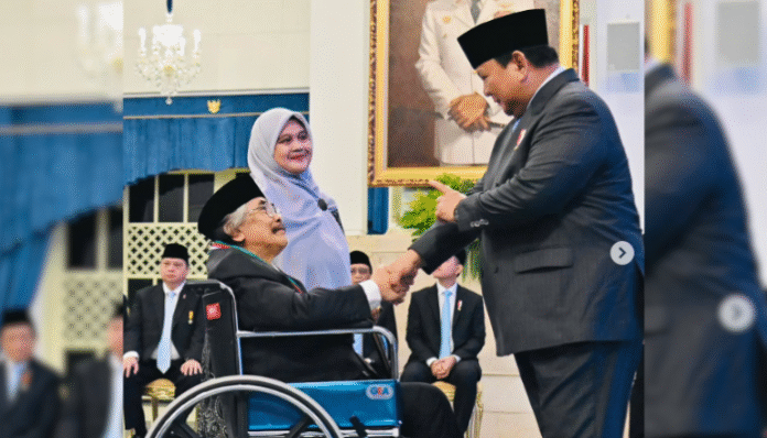 Jaja Miharja dapat penghargaan dari Presiden Republik Indonesia (instagram Jaja Miharja)