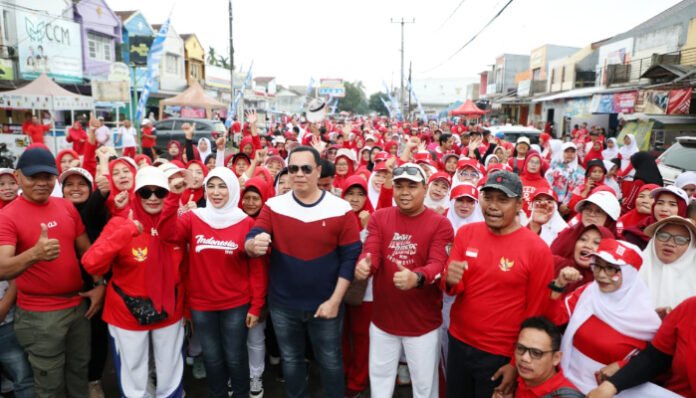 Wali Kota Serang Budi Rustandi bersama warga Griya Permata Asri mengikuti jalan sehat peringatan HUT ke-80 RI di Cipocok Jaya, Minggu 24 Agustus 2025.