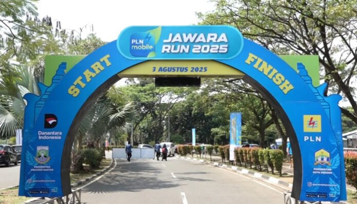 Gapura start dan finish Jawara FunRun PLN 2025 berdiri megah di kawasan KP3B Curug, Kota Serang, jelang pelaksanaan event lari 5K pada Minggu, 3 Agustus 2025.