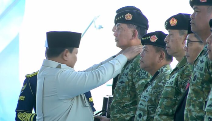 Presiden RI Prabowo Subianto menyematkan pangkat jenderal kehormatan dalam upacara Gelar Pasukan Operasional dan Kehormatan Militer di Batujajar, Bandung, Jawa Barat, Minggu 10 Agustus 2025.