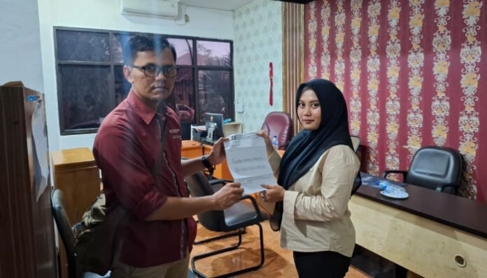 Perwakilan jurnalis televisi menyerahkan laporan dugaan kekerasan ke Ditreskrimum Polda Banten, Kamis 21 Agustus 2025.